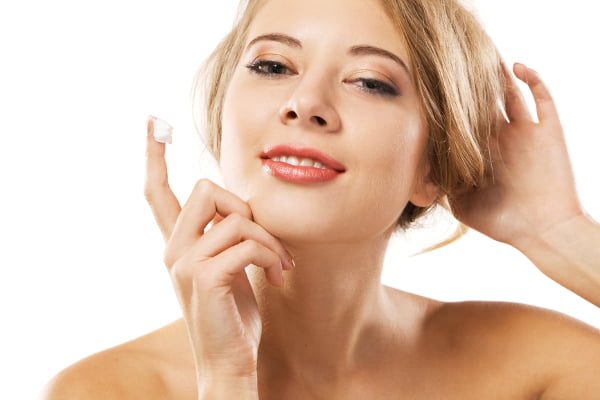 Сколько пить воды и вреден ли шоколад: 7 мифов и истин про здоровую кожу