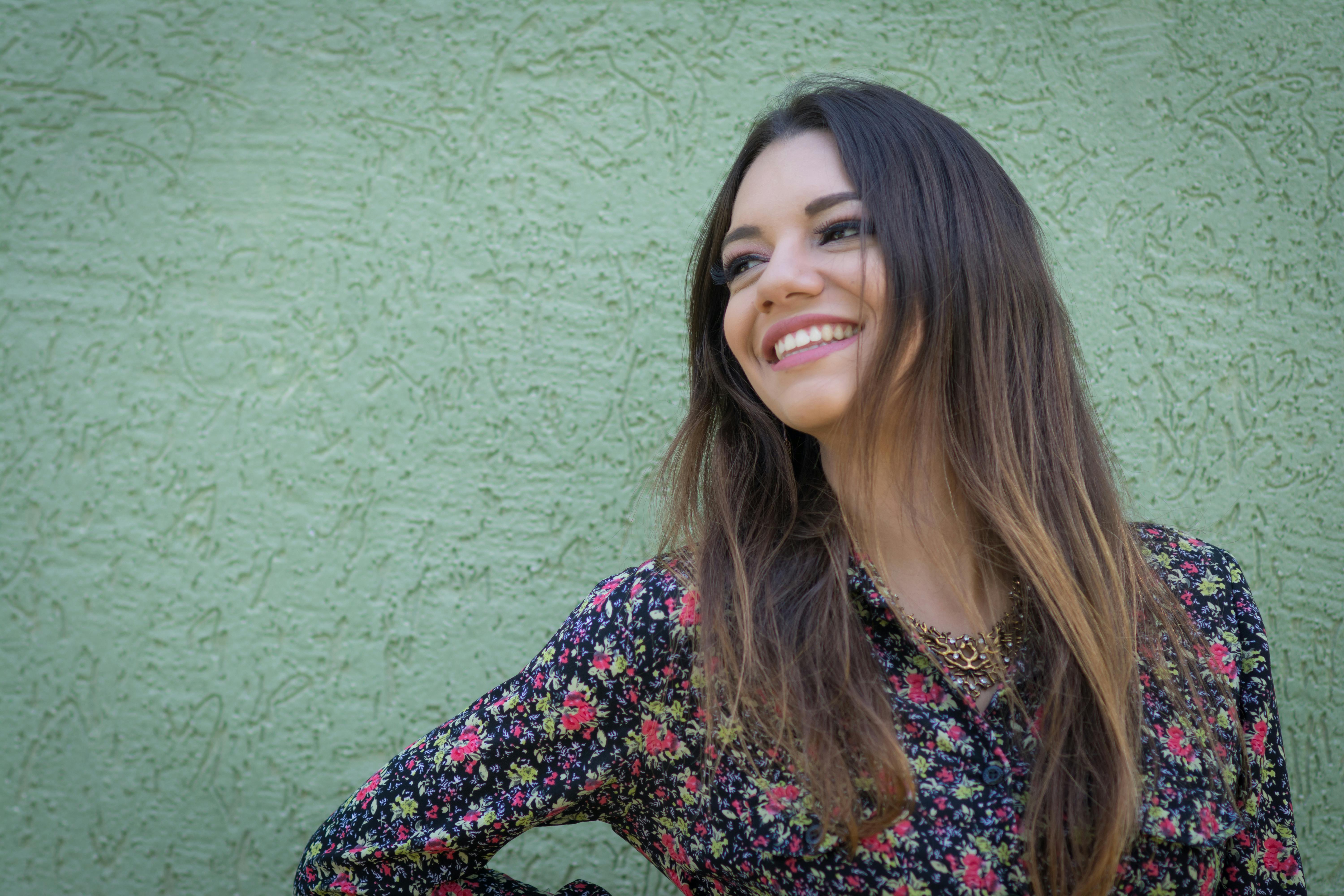 Женщина пишет список покупок в блокноте