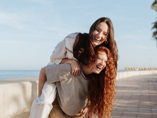 Поздравления с днем рождения подруге смс, картинки и красивые пожелания своими словами