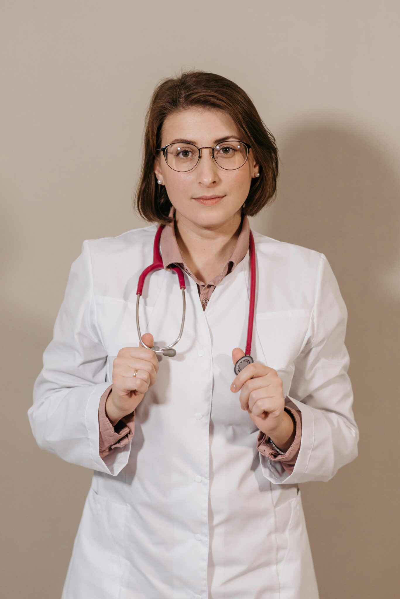 Улыбающаяся женщина общается с врачом в светлом кабинете