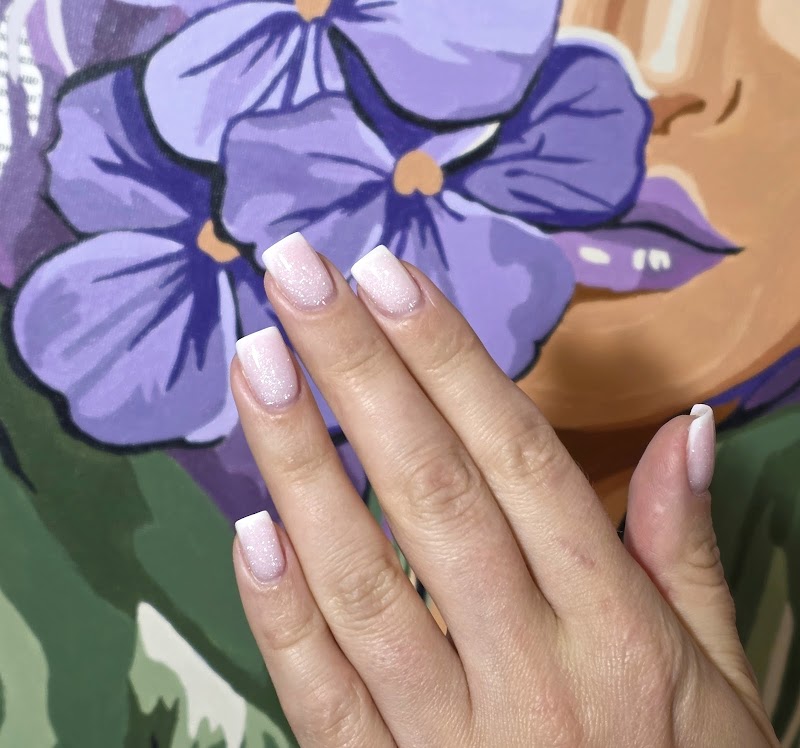 Fialka Beauty Bar- студія краси з фіолетовим настроєм