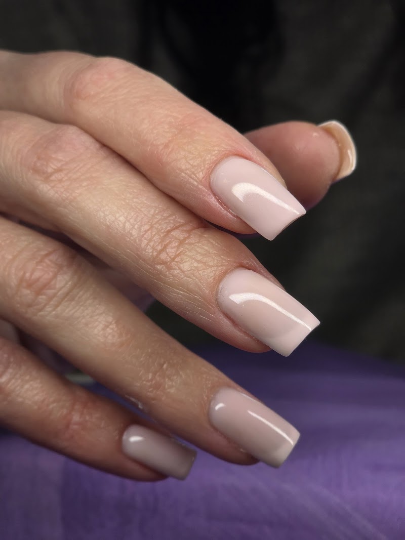 Fialka Beauty Bar- студія краси з фіолетовим настроєм