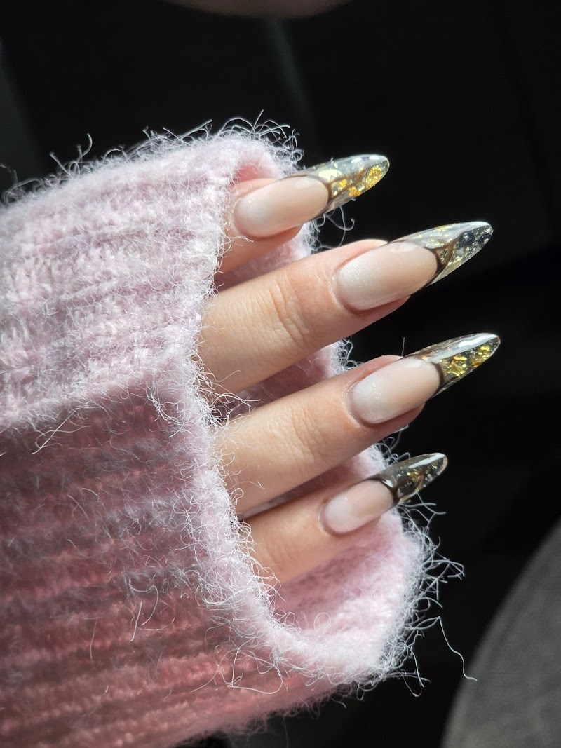 Fialka Beauty Bar- студія краси з фіолетовим настроєм