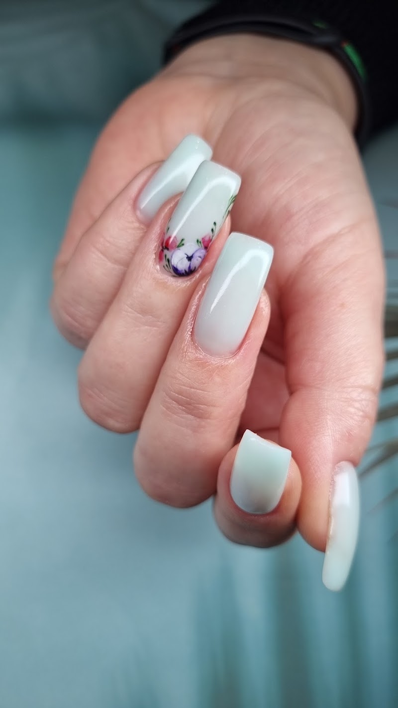 Fialka Beauty Bar- студія краси з фіолетовим настроєм